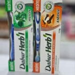 معجون الأسنان مع فرشاية الأسنان