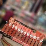 جلوس + محدد شفاه بنفس الدرجة