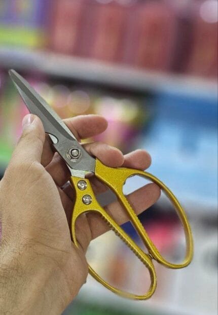 مقص متعدد الإستخدامات